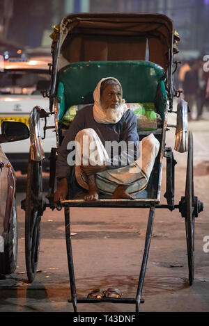 Portrait vertical un pousse-pousse tiré d'affaires en attente de propriétaire à Kolkata aka Calcutta, Inde. Banque D'Images