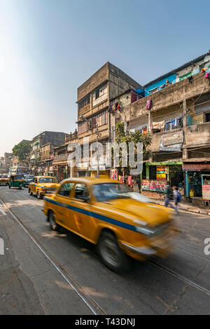 Type vertical dans streetview aka Kolkata Calcutta, Inde. Banque D'Images