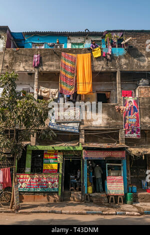 Type vertical dans streetview aka Kolkata Calcutta, Inde. Banque D'Images