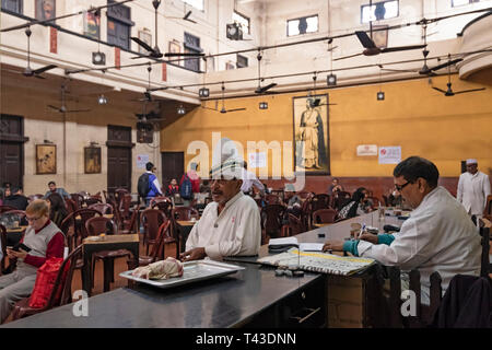 Vue horizontale à l'intérieur du célèbre Café de la rue College à Kolkata aka Calcutta, Inde. Banque D'Images