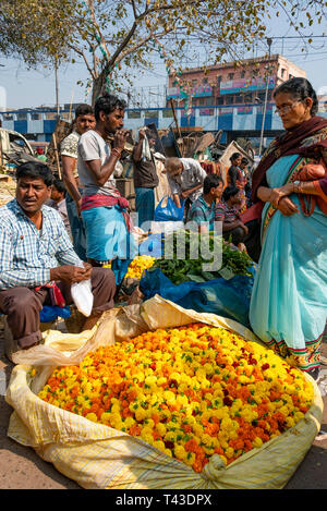 Portrait vertical de vendeurs de fleurs à Mullik Ghat marché aux fleurs à Kolkata aka Calcutta, Inde. Banque D'Images