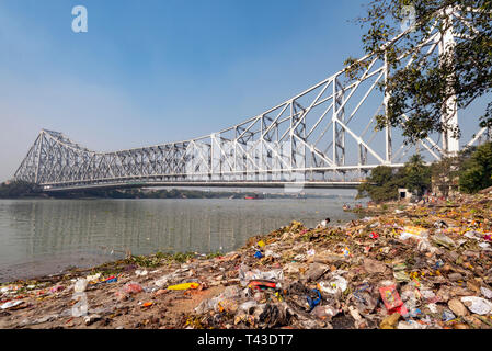 Vue horizontale de la collecte de la pollution en plastique sur les rives de la rivière Hooghly à Kolkata aka Calcutta, Inde. Banque D'Images