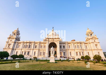 Vue horizontale de la Queen Victoria Memorial à Kolkata aka Calcutta, Inde. Banque D'Images