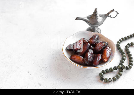 Ramadan kareem premium dates. Dates d'Iftar musulmane traditionnelle, copiez l'espace. L'Iftar food concept avec rosaire sur fond blanc, copie de l'espace. Banque D'Images