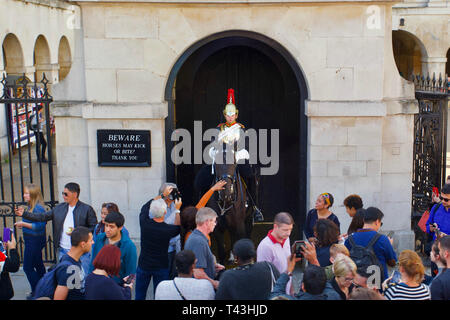 Royal Horse Guards (Blues) Régiment le service de sentinelle au Horse Guards Whitehall, Westminster, Londres, Angleterre. Banque D'Images