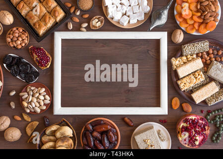 Assortiment, ensemble de l'Est de l'arabe, le Turc, bonbons, fruits secs sur la table en bois, vue du dessus, copiez l'espace. Maison de vacances traditionnelle du Moyen-Orient sw Banque D'Images