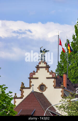 L'archange Michel et la lutte contre le diable sur le toit de l'ancien mess des officiers du Lac de Constance, à Friedrichshafen, Allemagne. Banque D'Images