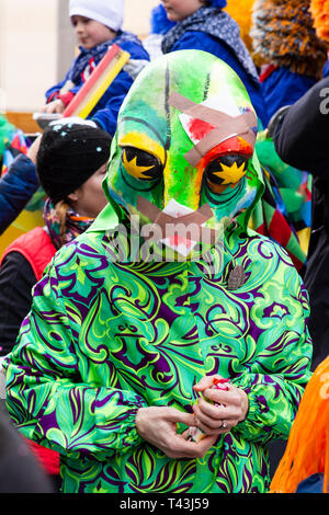 Freie Strasse, Bâle, Suisse - Mars 12th, 2019. Close-up d'un lézard vert costume et un masque de carnaval Banque D'Images