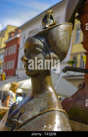 Au lac de Constance Constance, Allemagne : Buste femme représentant un détail de la fontaine impériale sur la Place du marché de la vieille ville. Banque D'Images