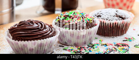 Cupcakes au chocolat avec sprinkles multicolores, bannière, vue rapprochée Banque D'Images