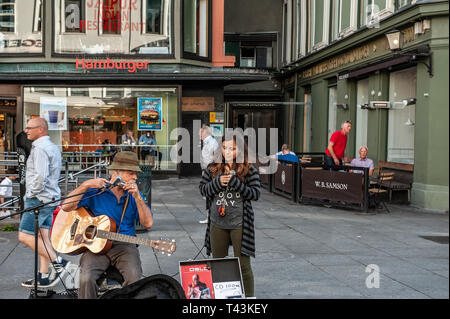 La Norvège, Oslo. Le 1er août 2013. Musicien et girl singing in the Square à Oslo, la capitale de la Norvège. Revenu supplémentaire pour . Éditorial. Banque D'Images