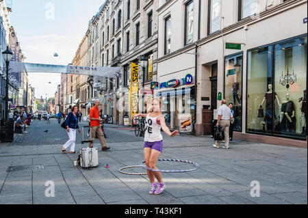 La Norvège, Oslo. Le 1er août 2013. Gymnaste Girl Dancing in the Square à Oslo. Le revenu supplémentaire pour l'étudiant. Éditorial. Banque D'Images