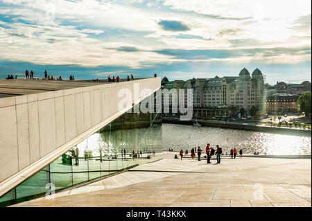 La Norvège, Oslo, 1 août 2013 : les touristes de prendre des photos et admirer la vue sur le bastion de la digue de l'opéra au coucher du soleil. Editorial Banque D'Images