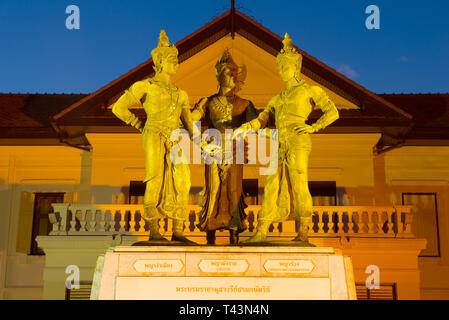 CHIANG MAI, THAÏLANDE - 19 décembre 2018 : Sculptures de trois rois close-up dans l'éclairage de nuit. Fragment de la mémoire sur la place centrale de Banque D'Images