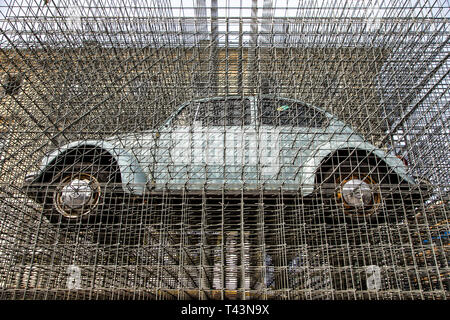Karlsruhe, oeuvre de Georg Seibert, le coléoptère un Allemand me demande, VW Coccinelle dans une coque en acier galvanisé, partie de la ZKM Museum, Kar Banque D'Images