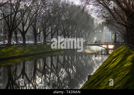 Le Kšnigsallee Kš DŸsseldorf,, dans Kš-Graben, étang, avec pont et allée d'arbres, des magasins de luxe street, Allemagne Banque D'Images