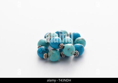 Beau bracelet avec pierres turquoise sur fond blanc, des bijoux, perles bracelet Banque D'Images