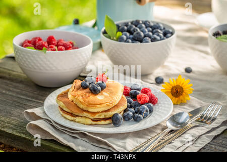 Crêpes aux Américains avec le café Jardin Banque D'Images