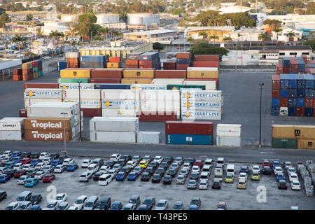 Vue d'un navire de croisière à Bridgetown, à la Barbade sur les conteneurs et de nouvelles voitures Banque D'Images