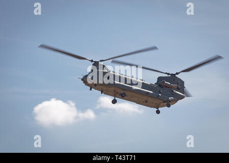 YEOVILTON, UK - 7 juillet 2018 : Un hélicoptère Chinook de la RAF en vol au dessus de l'aérodrome de RNAS Yeovilton dans le sud ouest de l'UK Banque D'Images