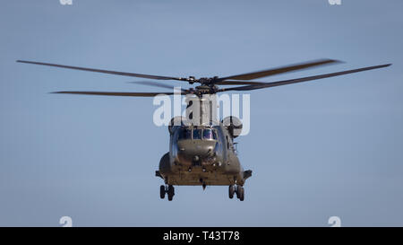 YEOVILTON, UK - 7 juillet 2018 : Un hélicoptère Chinook de la RAF en vol au dessus de l'aérodrome de RNAS Yeovilton dans le sud ouest de l'UK Banque D'Images