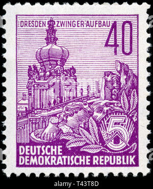 Timbre-poste de l'Allemagne de l'Est (DDR) dans le plan de cinq ans série émise en 1959 Banque D'Images