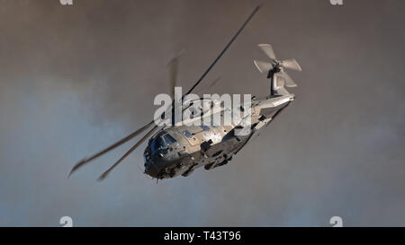 YEOVILTON, UK - 7 juillet 2018 : hélicoptère de la Marine royale en vol au-dessus d'affichage pyrotechniques simulant une attaque à l'aérodrome de Yeovilton en Afrique du weste Banque D'Images