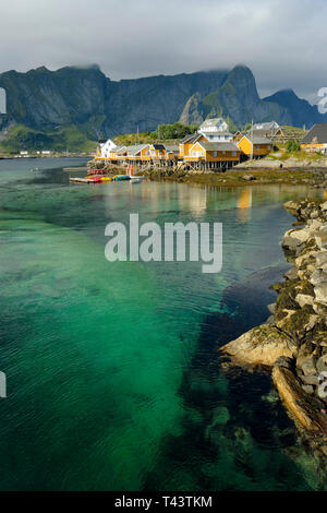 ( Sakrisøy Sakrisøya ) est une petite île et un village de pêche entre la Reine et dans la municipalité de Hamnøy Moskenes dans les Lofoten Norvège Nordland Banque D'Images