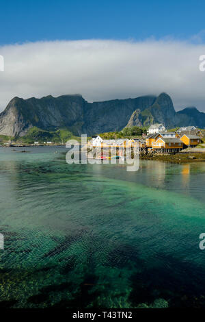 ( Sakrisøy Sakrisøya ) est une petite île et un village de pêche entre la Reine et dans la municipalité de Hamnøy Moskenes dans les Lofoten Norvège Nordland Banque D'Images