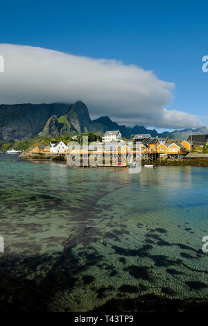 ( Sakrisøy Sakrisøya ) est une petite île et un village de pêche entre la Reine et dans la municipalité de Hamnøy Moskenes dans les Lofoten Norvège Nordland Banque D'Images