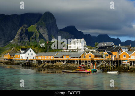 ( Sakrisøy Sakrisøya ) est une petite île et un village de pêche entre la Reine et dans la municipalité de Hamnøy Moskenes dans les Lofoten Norvège Nordland Banque D'Images