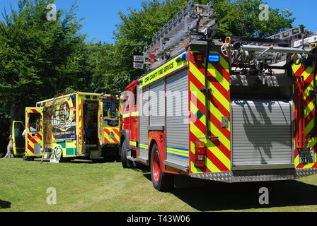 Cork County Fire Service Fire Engine et BUMBLEance Ambulance lors d'une collecte de fonds Bantry West Cork Ireland. Banque D'Images