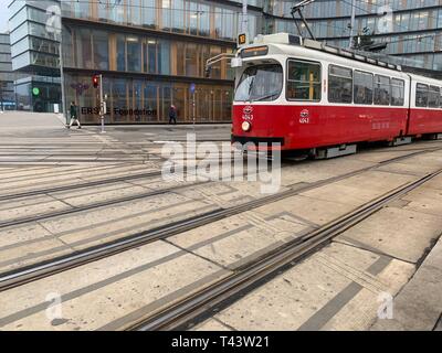 Tramway rouge est en marche sur la route. Les Trams à Vienne Banque D'Images