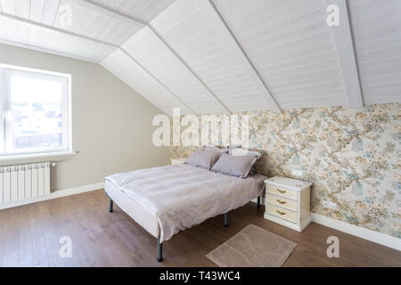 Lit en bois à l'intérieur de la chambre à coucher moderne en télévision loft appartements en cher Banque D'Images