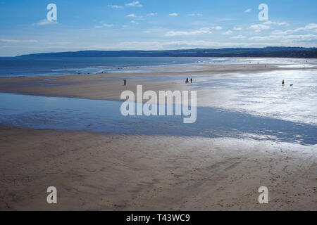 Vue sur la belle plage de sable à Filey, North Yorkshire, à marée basse Banque D'Images