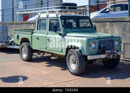 Un vieux Land Rover Defender Diesel Banque D'Images