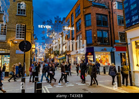 Seven Dials à Noël, occupé avec les acheteurs et les visiteurs de Noël, Londres, Royaume-Uni Banque D'Images