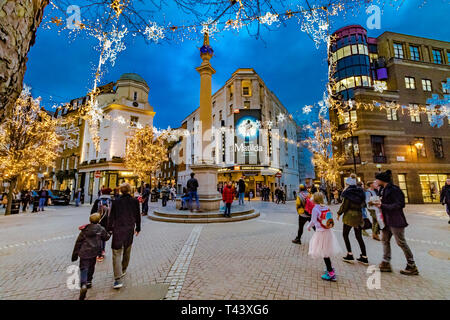 Seven Dials à Noël, occupé avec les acheteurs et les visiteurs de Noël, Londres, Royaume-Uni Banque D'Images