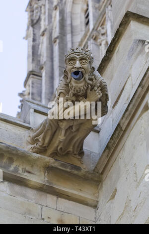 Gargouille en haut de la cathédrale de Gloucester, Gloucester, Angleterre Banque D'Images