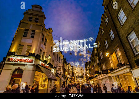 Les amateurs de shopping et les visiteurs marchant dans les rues animées de Seven Dials à Noël, Londres, Royaume-Uni Banque D'Images