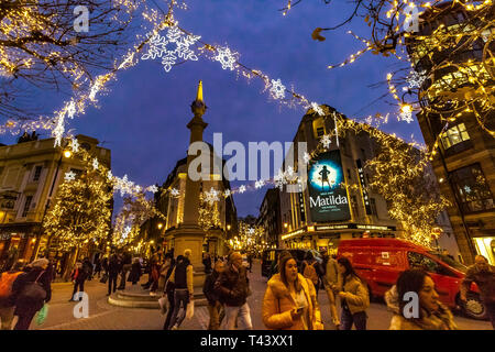 Les amateurs de shopping et les visiteurs qui se prominent dans les rues animées de Seven Dials à Noël, Londres, Royaume-Uni Banque D'Images