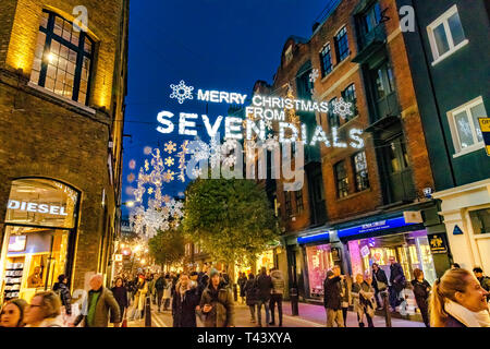 Les acheteurs et les visiteurs marchant dans Seven Dials à Noël, Londres Royaume-Uni Banque D'Images