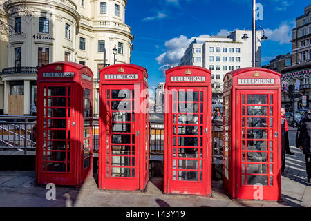 Une rangée de boîtiers téléphoniques publics rouges sur le Strand à la jonction avec Duncannon St, Londres, Royaume-Uni Banque D'Images