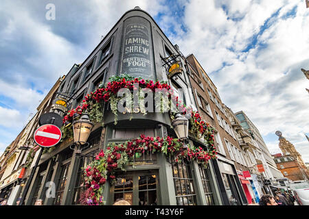 MR Fogg's Tavern une taverne à panneaux de bois, de style ancien, sur le thème de l'explorateur Phileus Fogg St Martins Lane, Londres, Royaume-Uni Banque D'Images