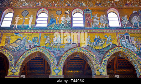 Mur nord de mosaïques représentant des scènes de la Bible dans l'Norman-Byzantine cathédrale médiévale de Monreale, province de Palerme, Sicile, Italie. Banque D'Images