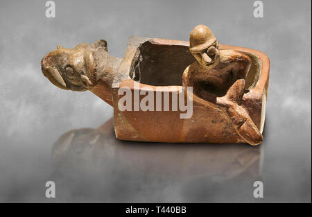 Colonie assyrienne de l'âge du Bronze de Trader en terre cuite en forme de sandale vessed rituel. Ce culte est pot en forme de bateau avec une tête d'animal à l'avant. L'intérieur de la ve Banque D'Images