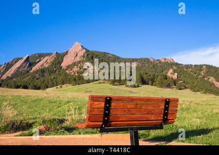 Parc à bois banc avec vue sur la Flatirons Boulder Colorado de Chautauqua Park Banque D'Images