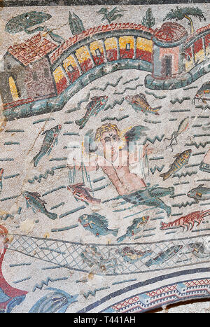 Close up detail de la mosaïque romaine de la Chambre semi-circulaire, représentant des bateaux de pêche de Cupids, à la Villa Romana del Casale, premier trimestre de Banque D'Images