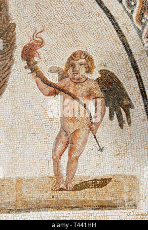 Photos d'une abside mosaïque romaine représentant une conception étend ses plumes de la queue de paon entre deux anges ailés ou cupids long holding stick bougie Banque D'Images