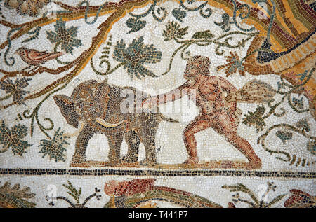 Détail d'une mosaïque romaine représentant design silène et Cupids montrant un bébé éléphant, depuis la maison d'Sienus, ancienne ville romaine de Thysdrus. 3e c Banque D'Images